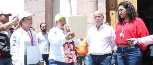 Dip.-Emma-Idalia-Saldana-y-Dip.-Jose-Luis-Fernandez-recibieron-a-Madres-Buscadoras.-1.jpg